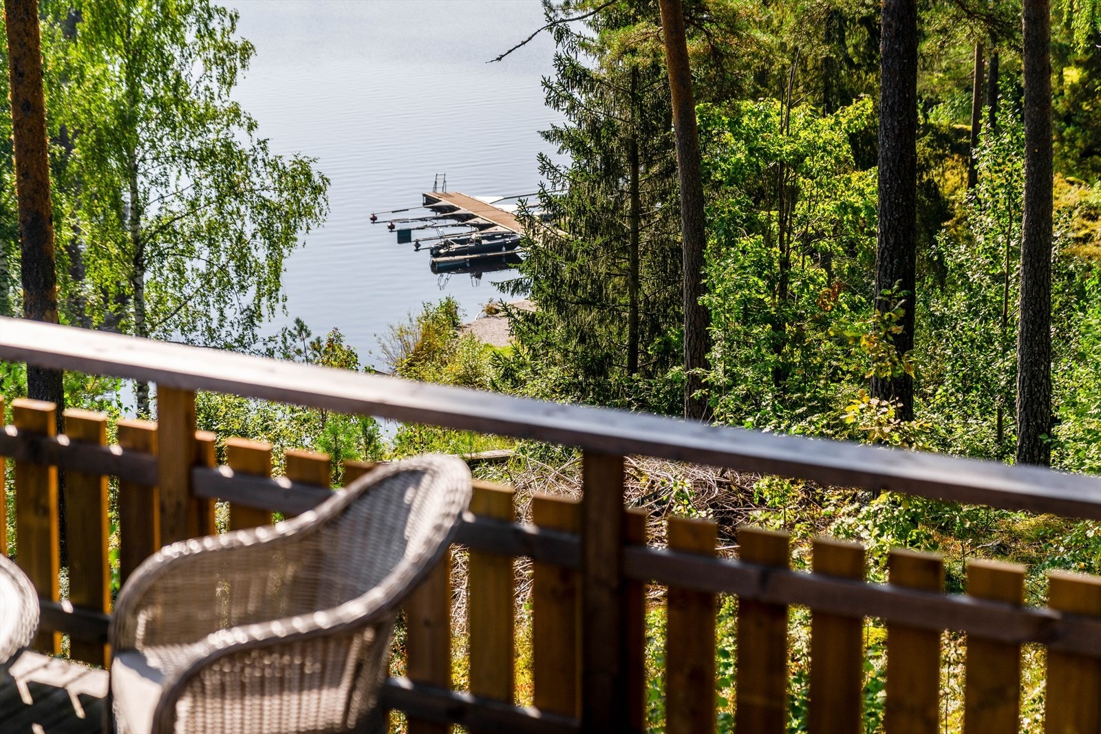 En flott og sjarmerende hytte fra 2000, med meget gode solforhold og fantastisk utsikt mot Tokefjorden! Galleribilde