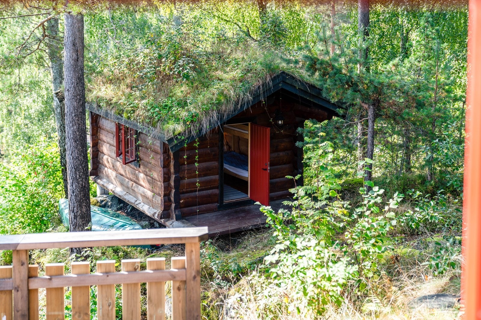 I tillegg er det oppført garasje og et anneks på eiendommen. Annekset kalt "lillehytta" har sengeplass til 5 personer. Galleribilde