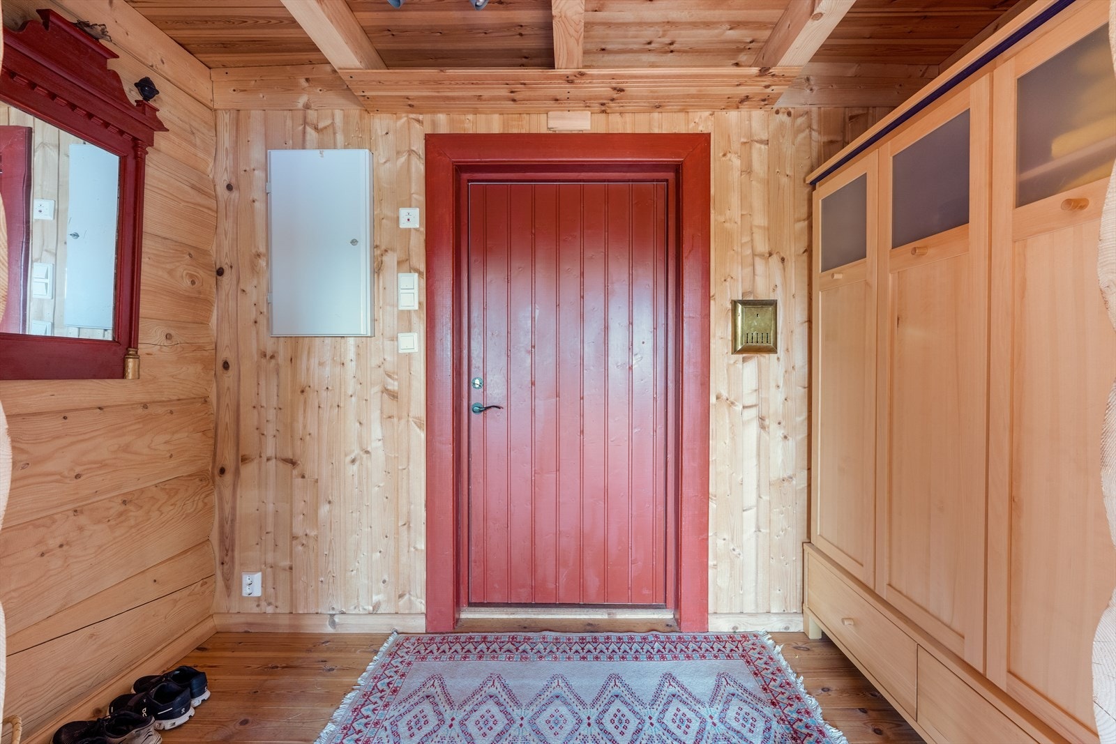 I entre er det plass til å sette fra seg sko og henge fra seg yttertøy. Galleribilde