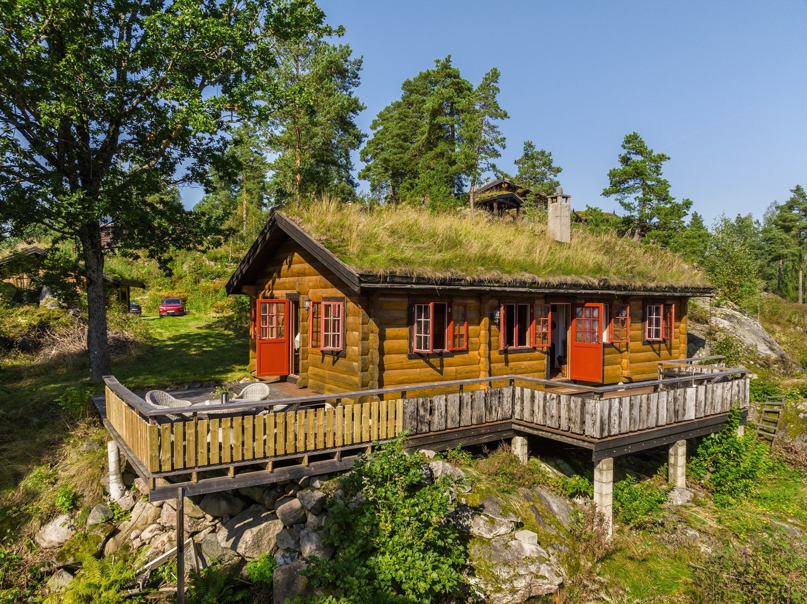 Verandaen har god plass til utemøbler og grill. Et nydelig sted å tilbringe dagene i fred og ro. Galleribilde