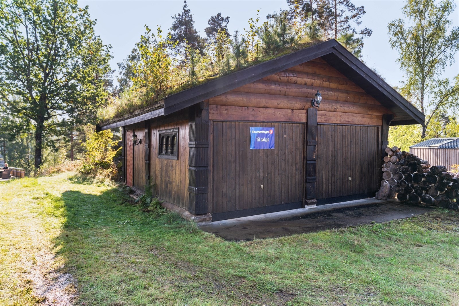 Gode parkeringsmuligheter på egen tomt og i dobbel garasje. Galleribilde