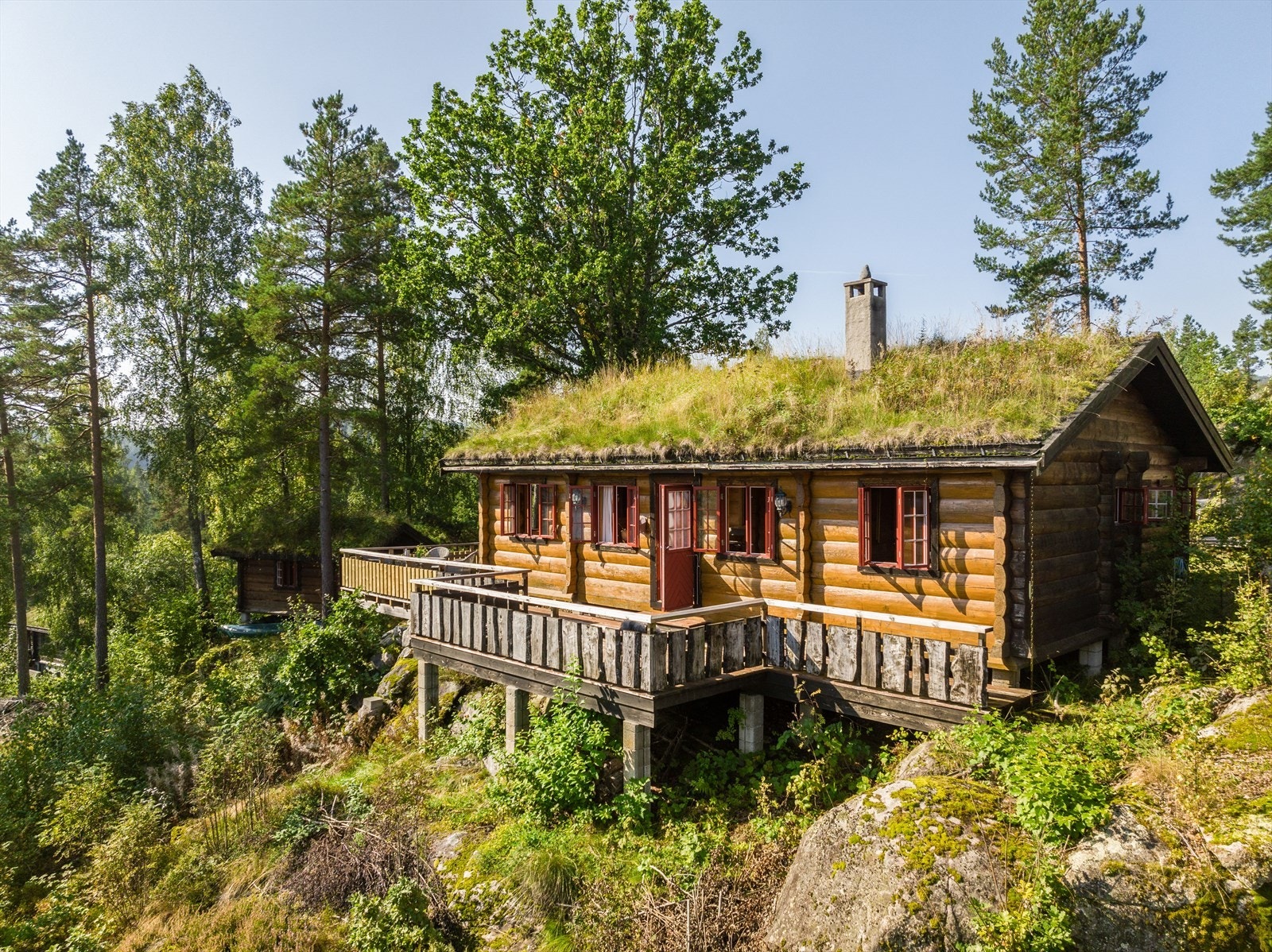 Eiendommen ligger i Tokefjorden hyttegrend ved Voje i Drangedal, med flott beliggenhet ytterste mot vannet. Galleribilde