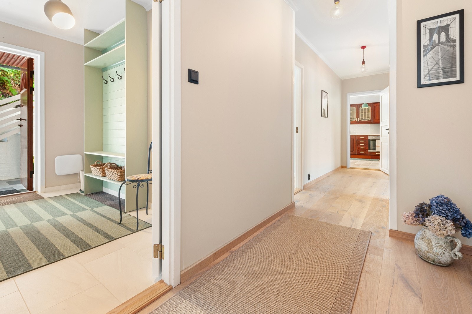 Lys og trivelig gang. Det er stor garderobe/lagringskapasitet i leiligheten. Galleribilde