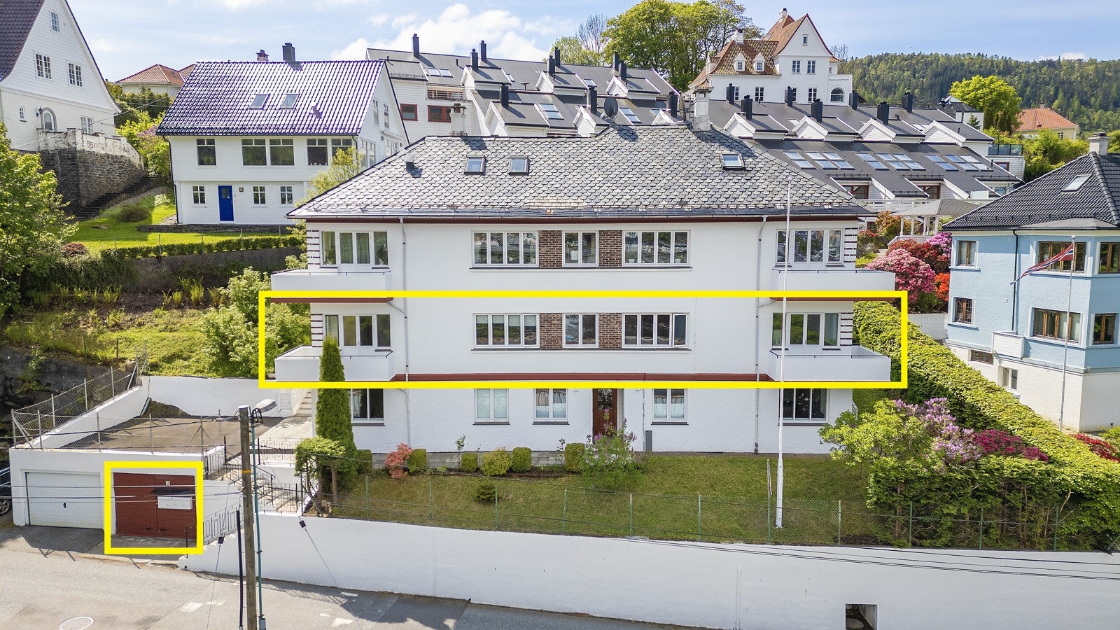 148 kvm. på ett plan, masse lysinnslipp, to balkonger i vinkel, nydelig utsikt, felles hage og privat garasje. Den gule markeringen viser leiligheten og garasjen. Galleribilde