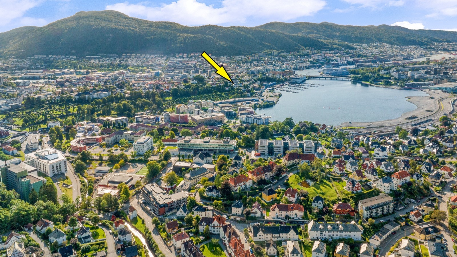 Klaus Hansens vei ligger midt mellom Danmarksplass og Møllendal. Her bor man sentralt med kort gåstand til Haukeland sykehus, skoler, barnehager, arbeidsplasser, buss/bybane, sentrum m.m. Galleribilde