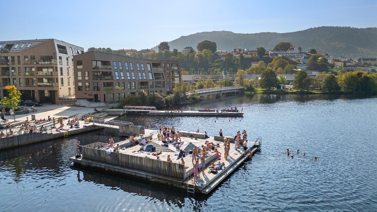 Kort vei til badebryggene på Møllendal. Et perfekt sted på solskinnsdager. Galleribilde