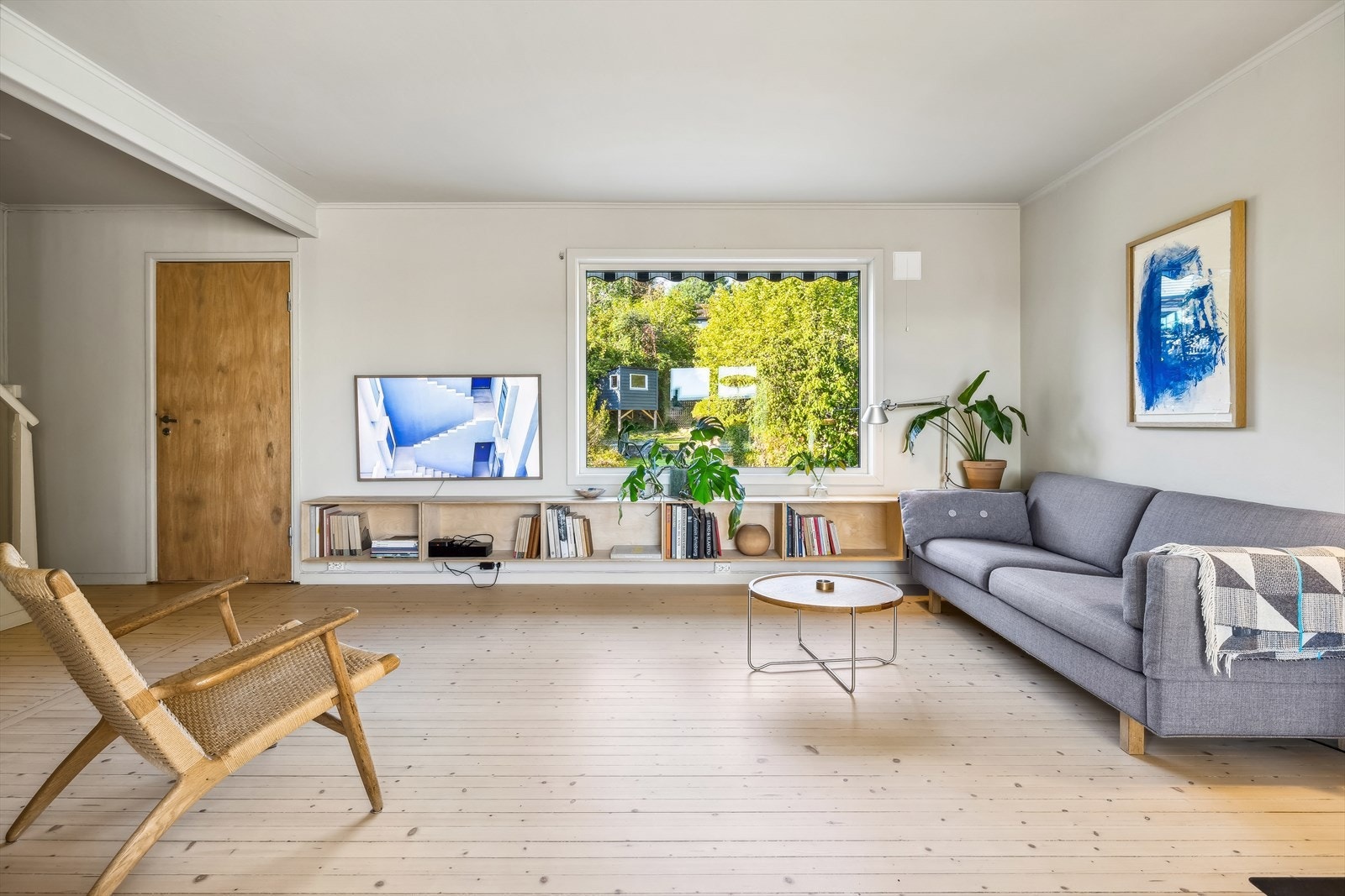Det er flere store vindusflater i stuen, som slipper inn naturlig lys som skaper en god atmosfære i rommet. Galleribilde