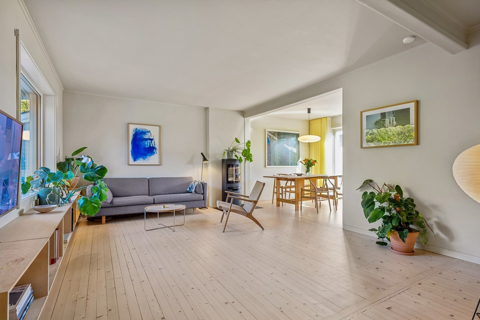 Stuen er romslig, og har god plass til sofa med tilhørende møblement for å skape den stuen du selv ønsker. Galleribilde