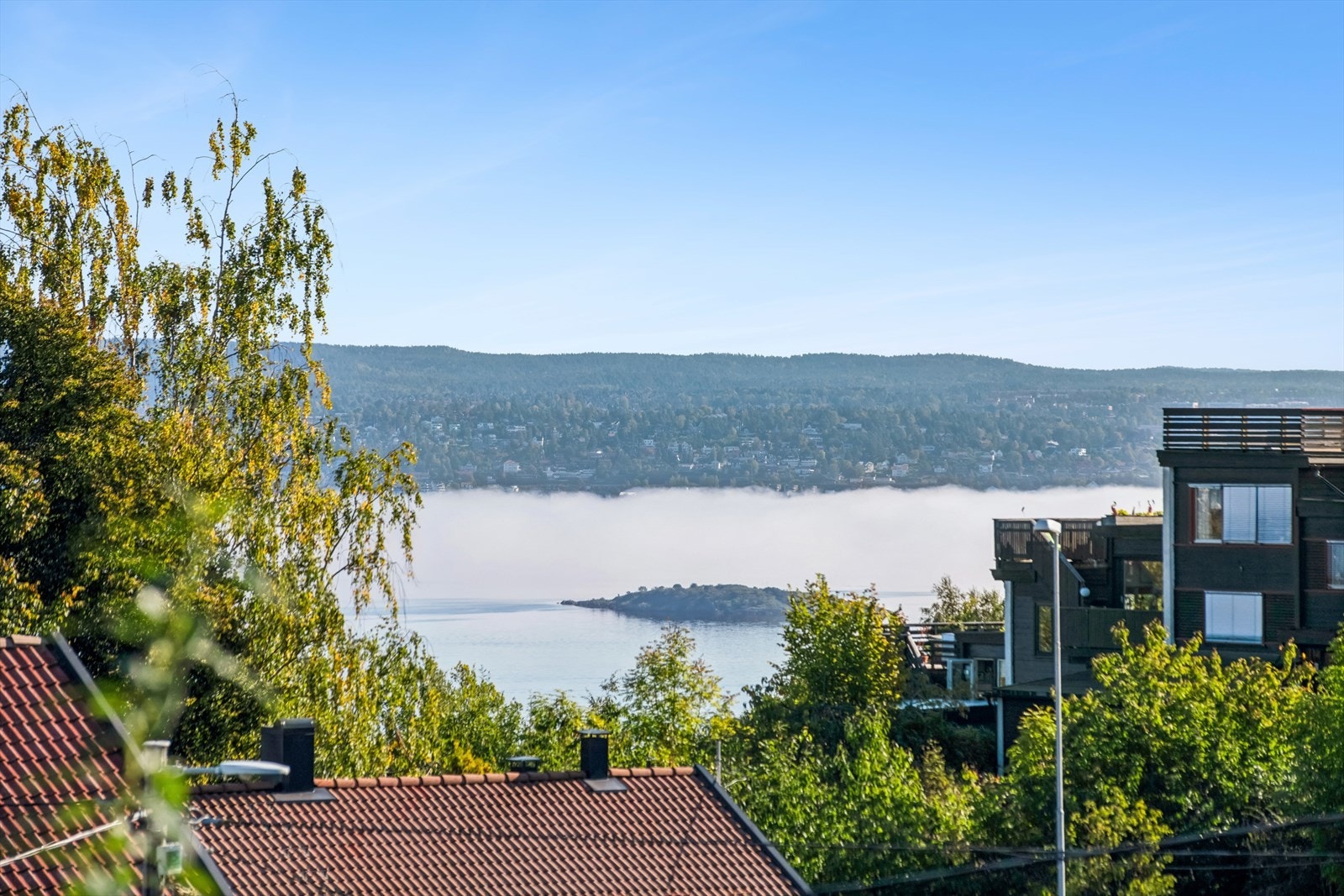Nærhet til bussholdeplass med gode kollektivmuligheter, eller ca. 20 minutters gangavstand til Nesoddtangen brygge og båten med hyppige avganger til Oslo. Galleribilde