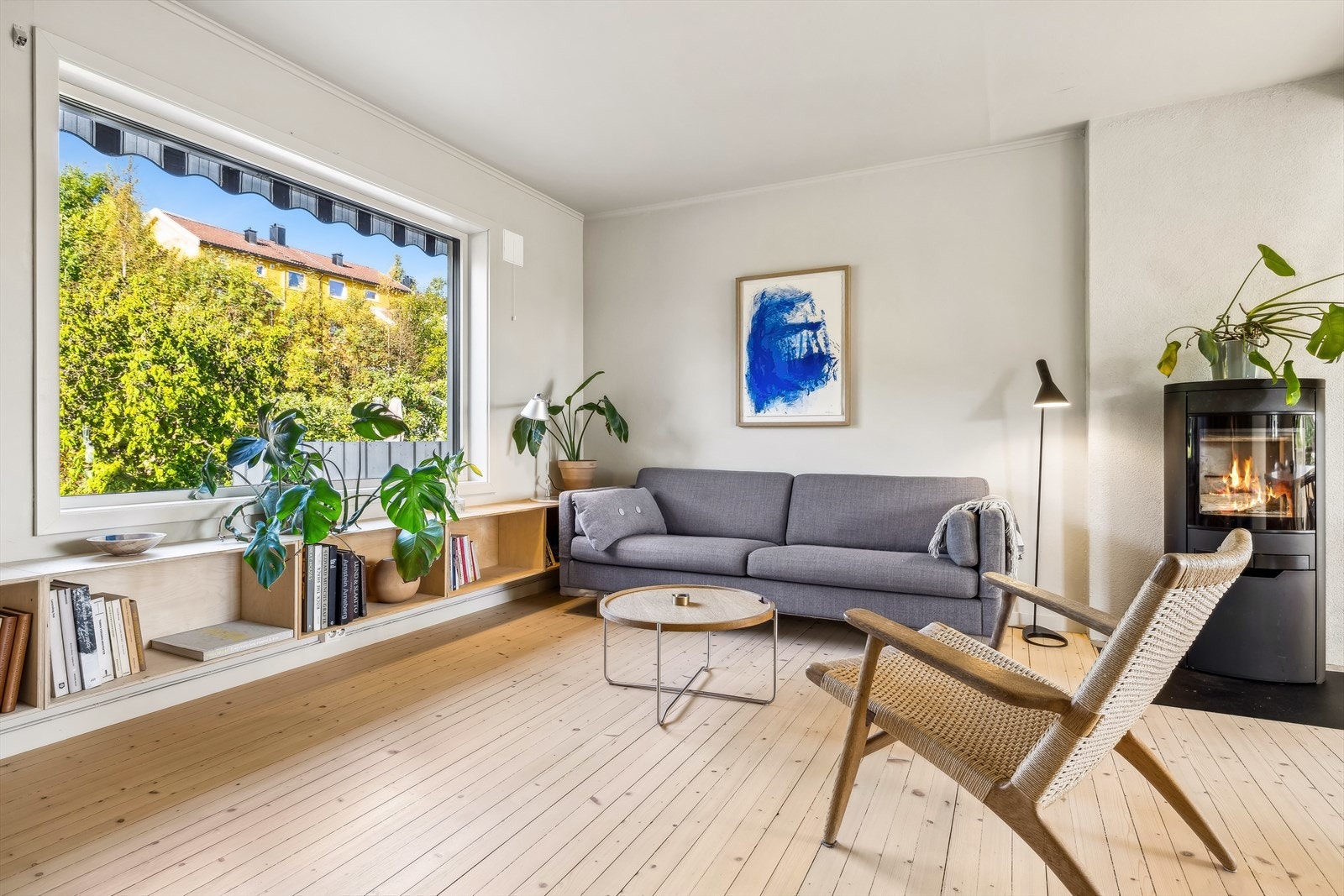 Fra stuevinduet er det utsikt mot nabolaget. Galleribilde