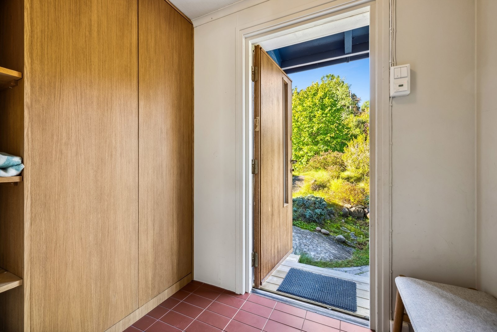 Det er adkomst til boligen via trapp, og inn i første etasje eller underetasjen. Velkommen inn - her ønskes du velkommen inn i lys entrè med plass til å henge fra deg ytterklær. Galleribilde