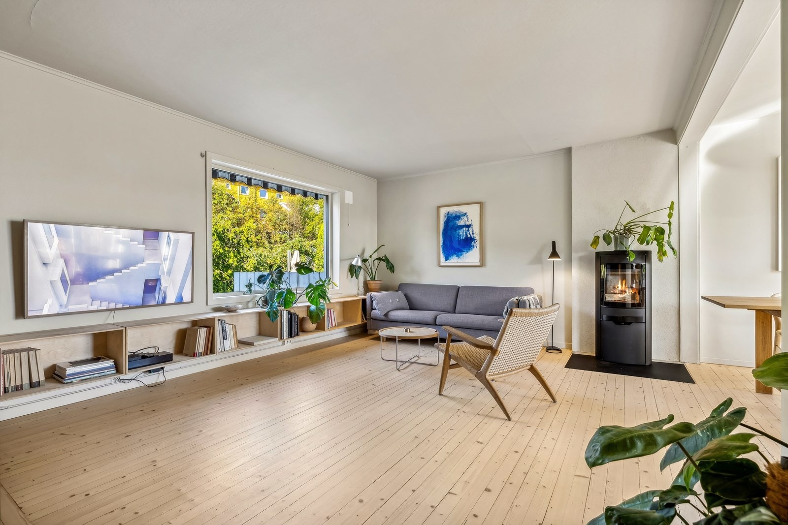 Boligen byr på lyse og luftige oppholdsrom. Galleribilde