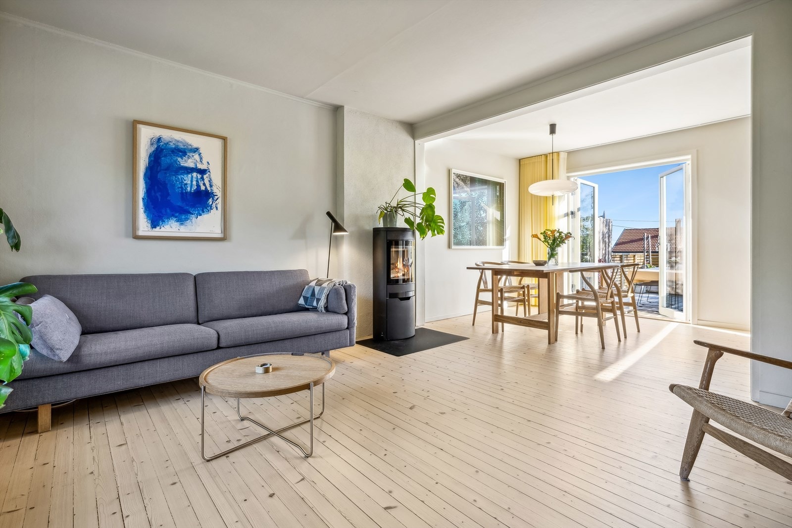 Det er montert vedovn i stuen som avgir god varme, på kalde dager Galleribilde