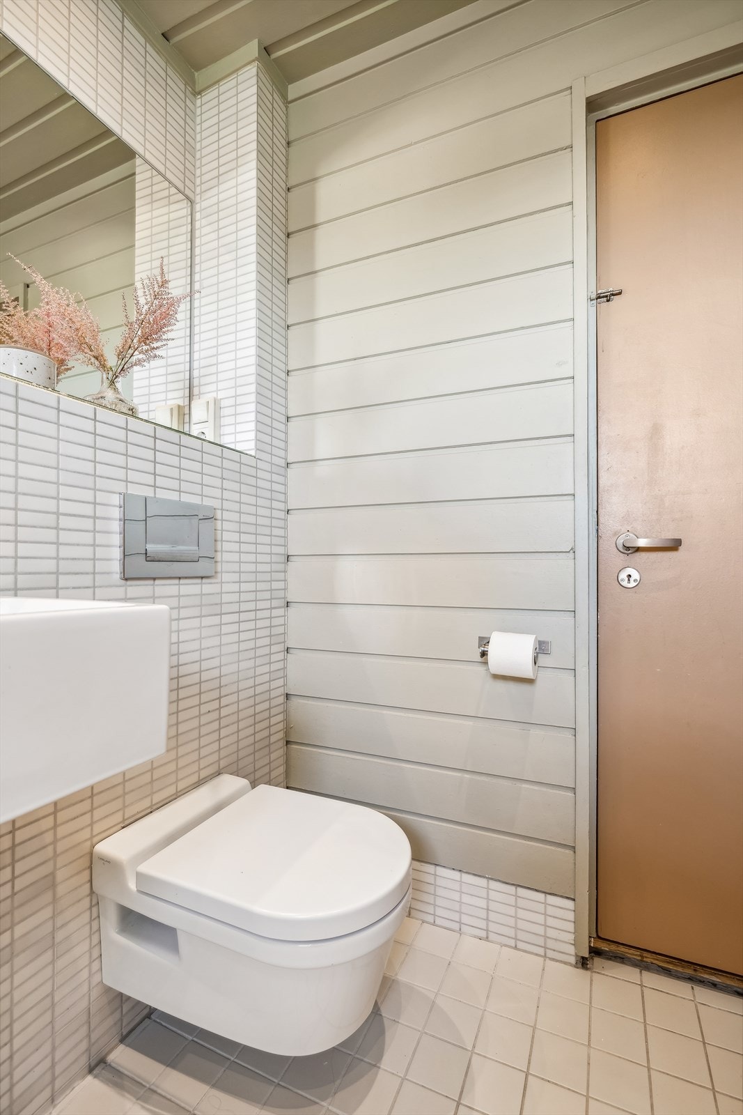 Videre er rommet utstyrt med baderomsinnredning med servant, speil, lys, innebygd badekar og toalett. Det er gulvvarme i gulvet. Ventilasjon på badet er via mekanisk avtrekk. Galleribilde