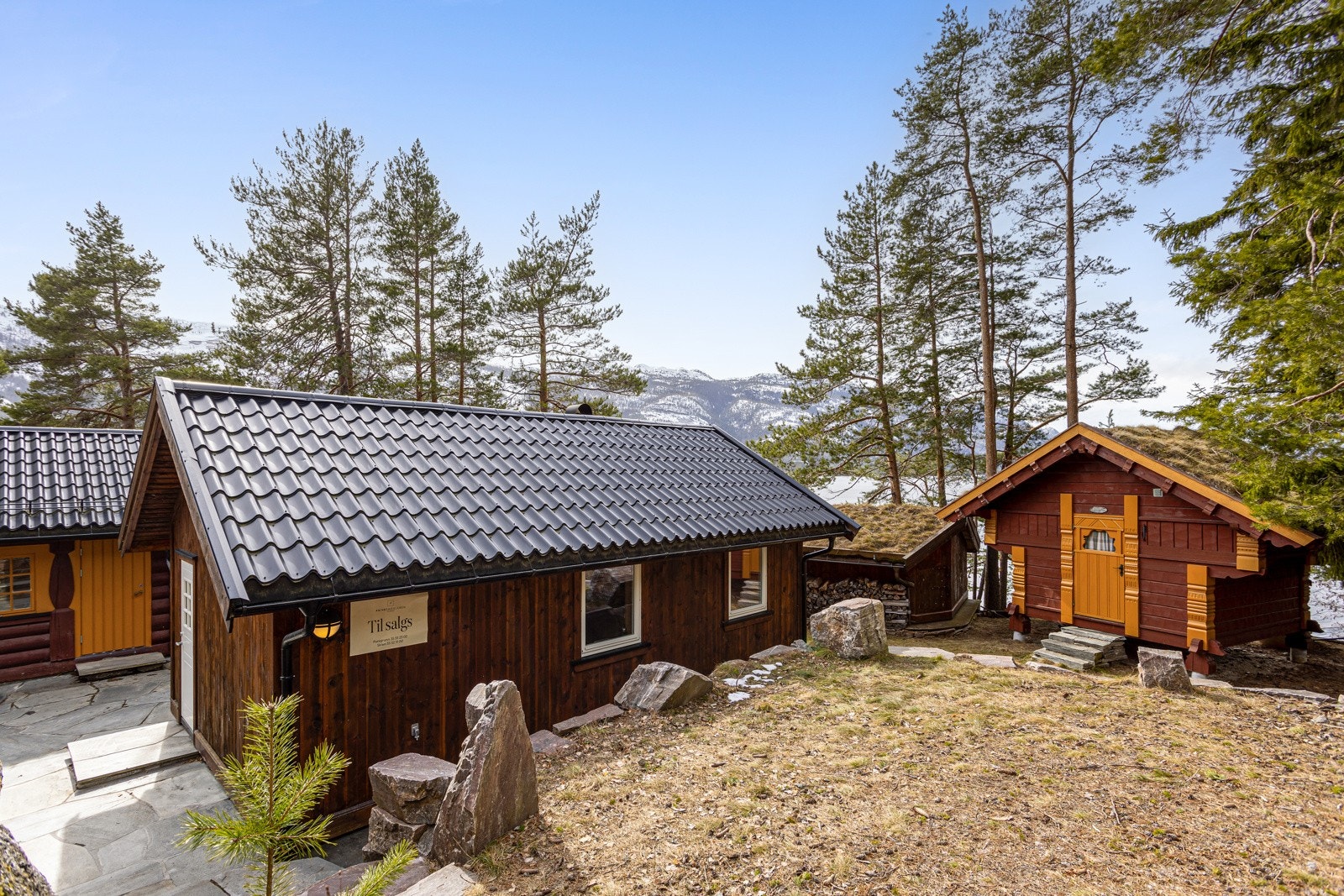 I tillegg til hovedhytta, finner du et sjarmerende stabbur som inneholder ett soverom. Det er også en bod som er innredet med ekstra oppbevaringsplass, samt en herlig badstue. Galleribilde