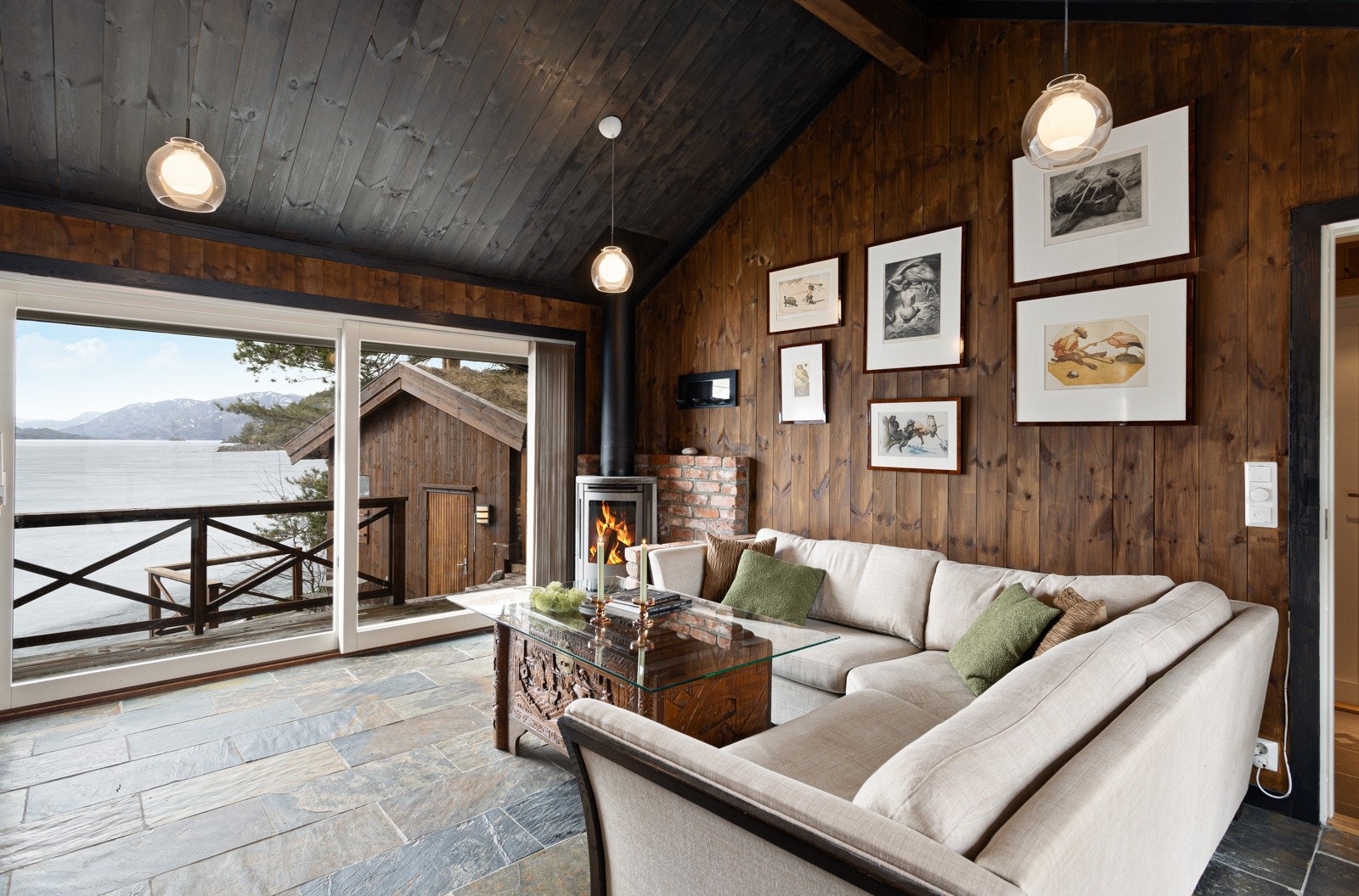 Det er 2 separate stuer som er delt av med kjøkkenet i midten. Galleribilde