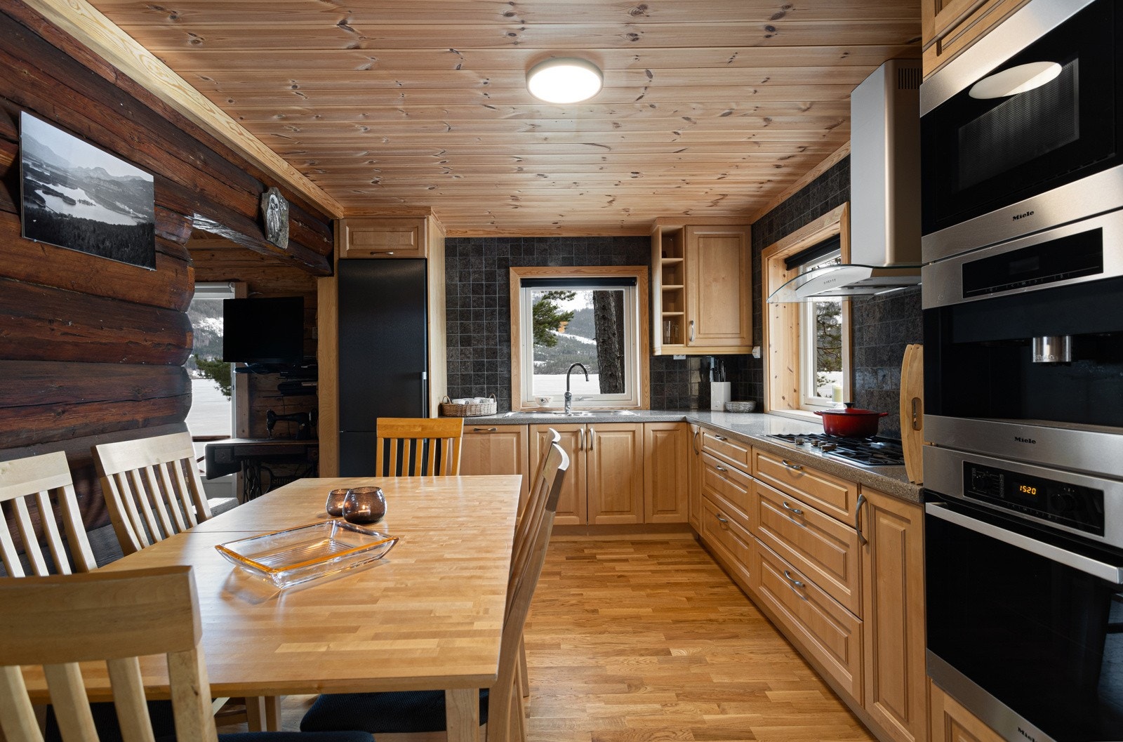 Integrerte hvitevarer som oppvaskmaskin, gasstopp, kaffemaskin, micro og stekeovn, samt frittstående kjøl/fryseskap fra 2022 Galleribilde