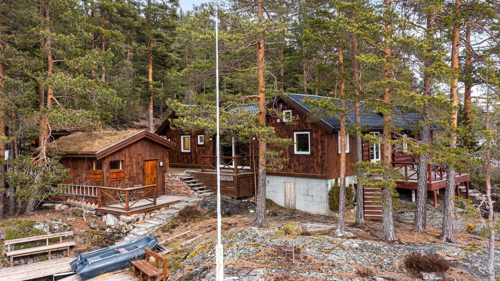 Flott naturtomt rundt hytta. Det er laget trapper i terrenget for enklere adkomst ned til vannet. Galleribilde