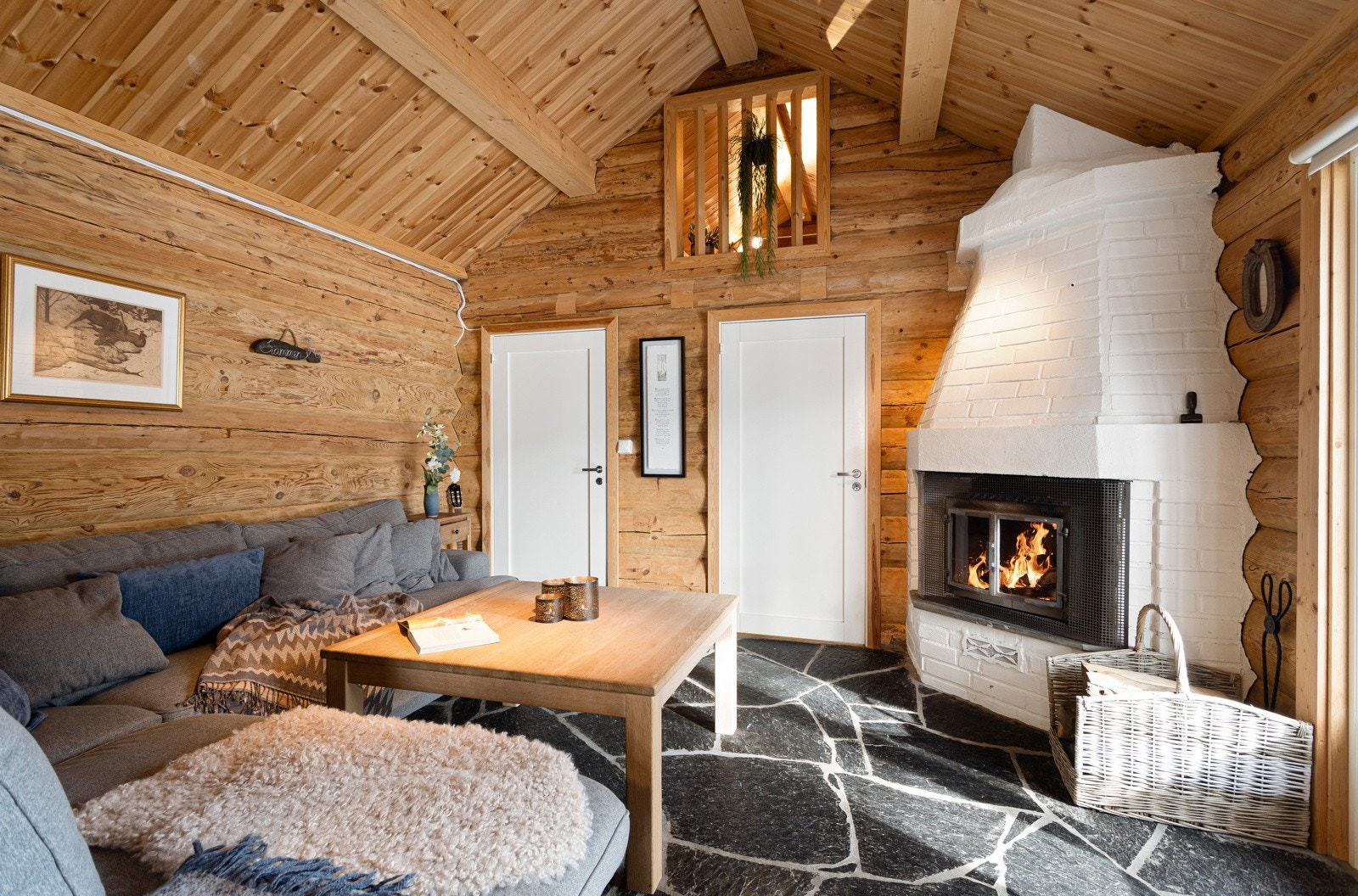 Flott, åpen peis som gir en god atmosfære til rommet. Galleribilde