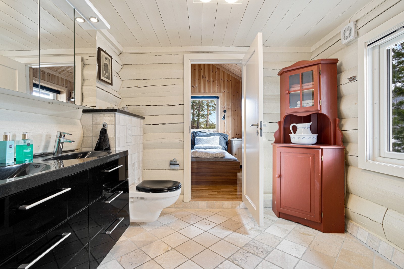 Innredet med baderomsinnredning med 2 servanter, toalett og dusjkabinett. Galleribilde