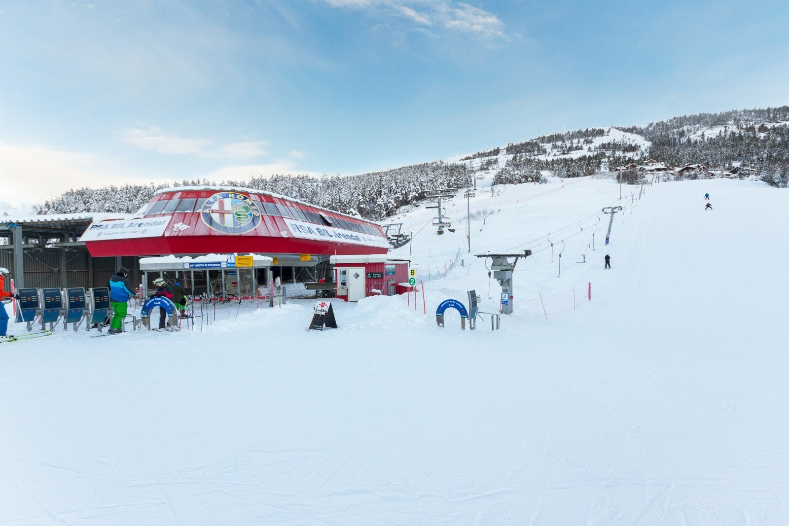 Vinterstid er det kort vei til Vrådal Panorama, et skisenter med tilsammen 8 skiheiser og 18 nedfarter som passer alle aldre og ferdighetsnivåer. Galleribilde