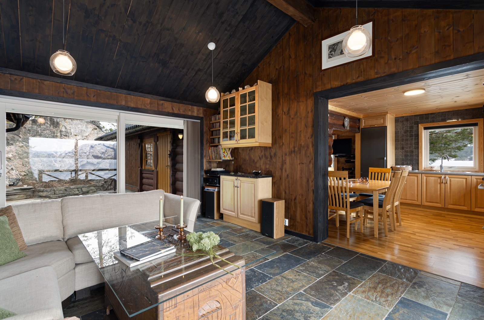 Stuen ligger i en fin tilhørighet med kjøkkenet Galleribilde