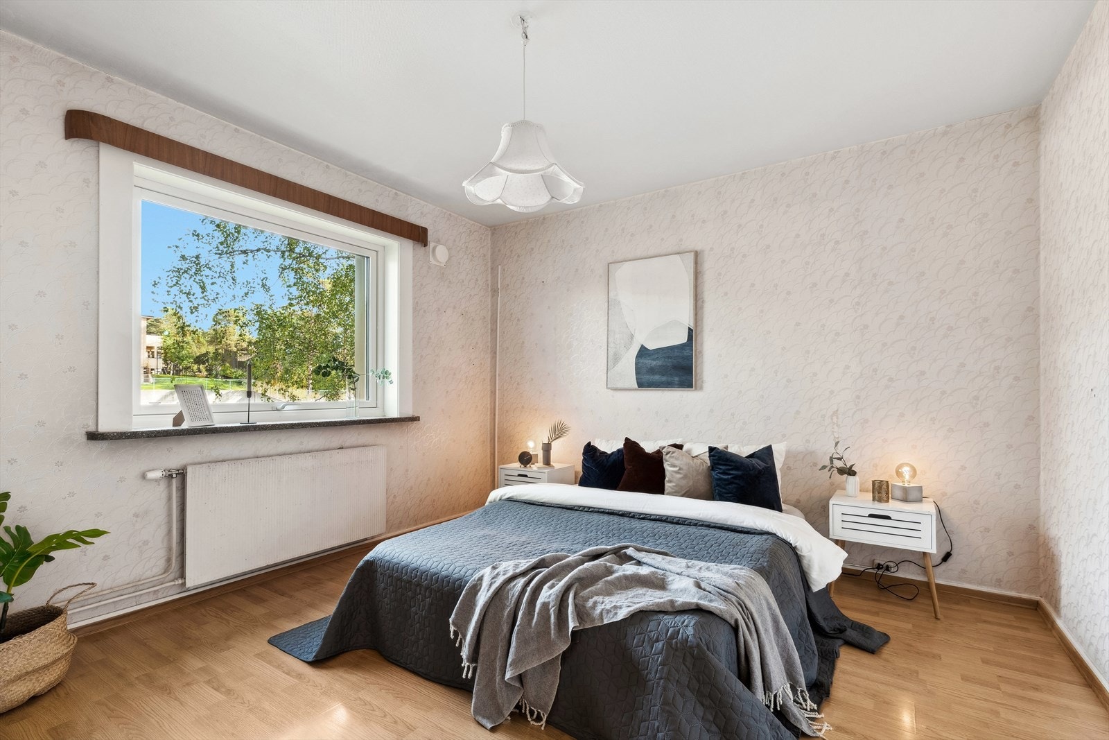 Leiligheten har et romslig hovedsoverom med god plass til stor seng og nattbord på begge sider. Galleribilde
