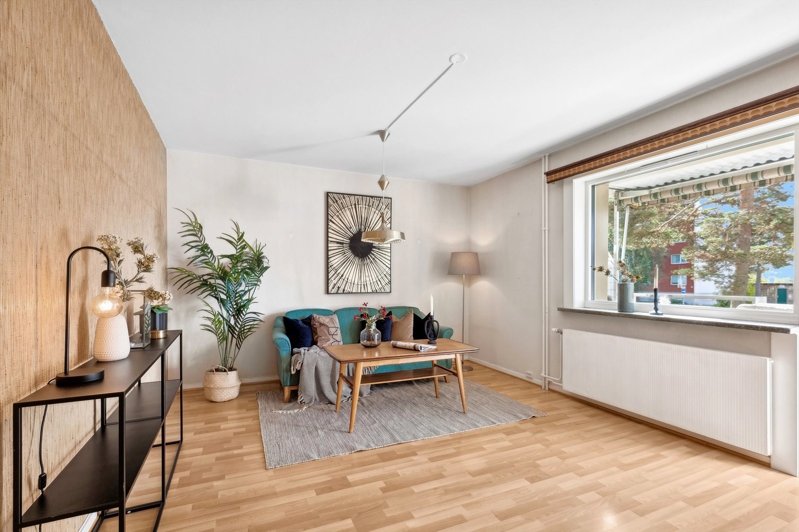 Plass til stor sofagruppe samt spisebord, her kan du invitere venner på hyggelige sammenkomster. Generøs takhøyde på 2,5 m. Galleribilde