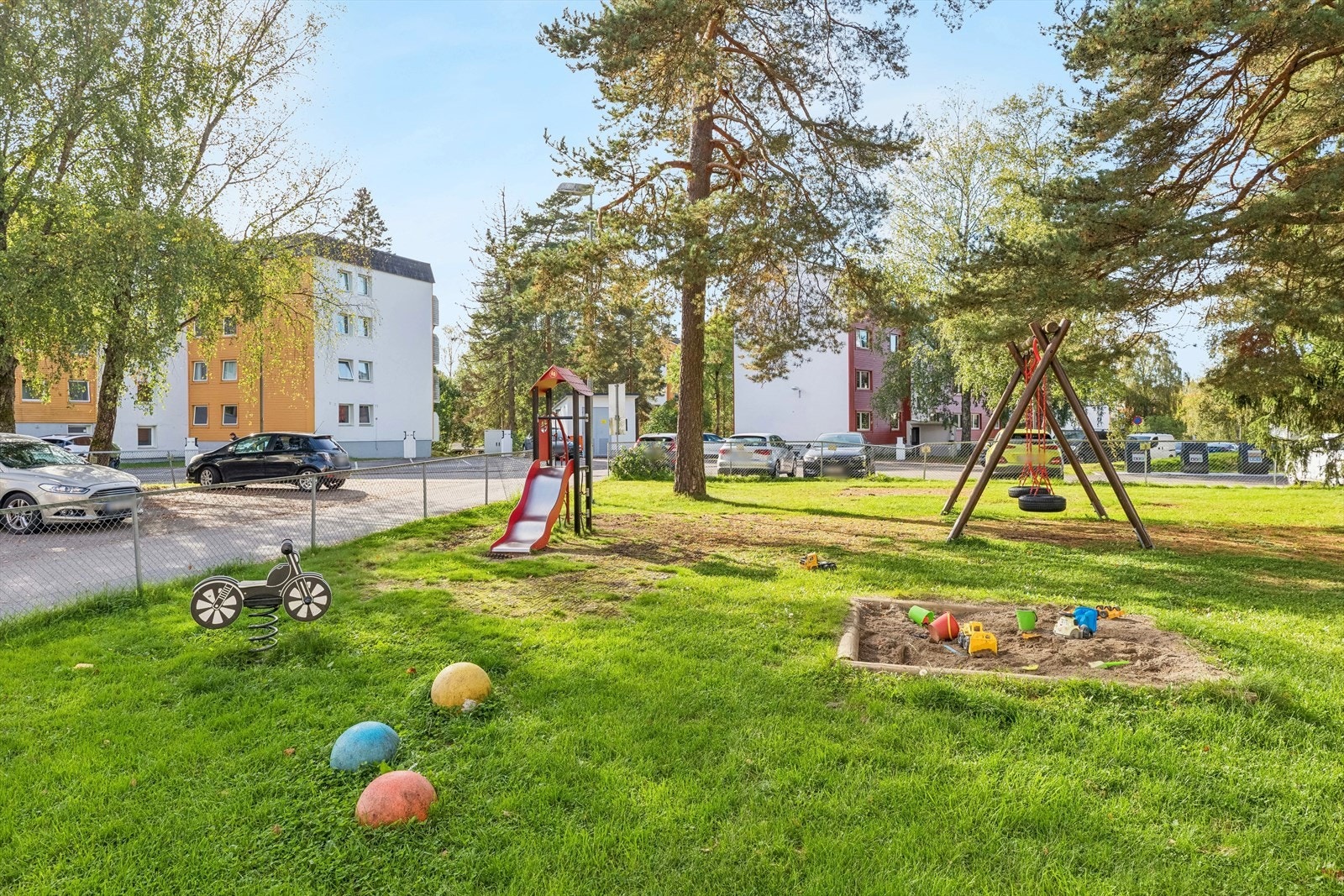 Det er flere lekeplasser på borettslagets tomt. Galleribilde