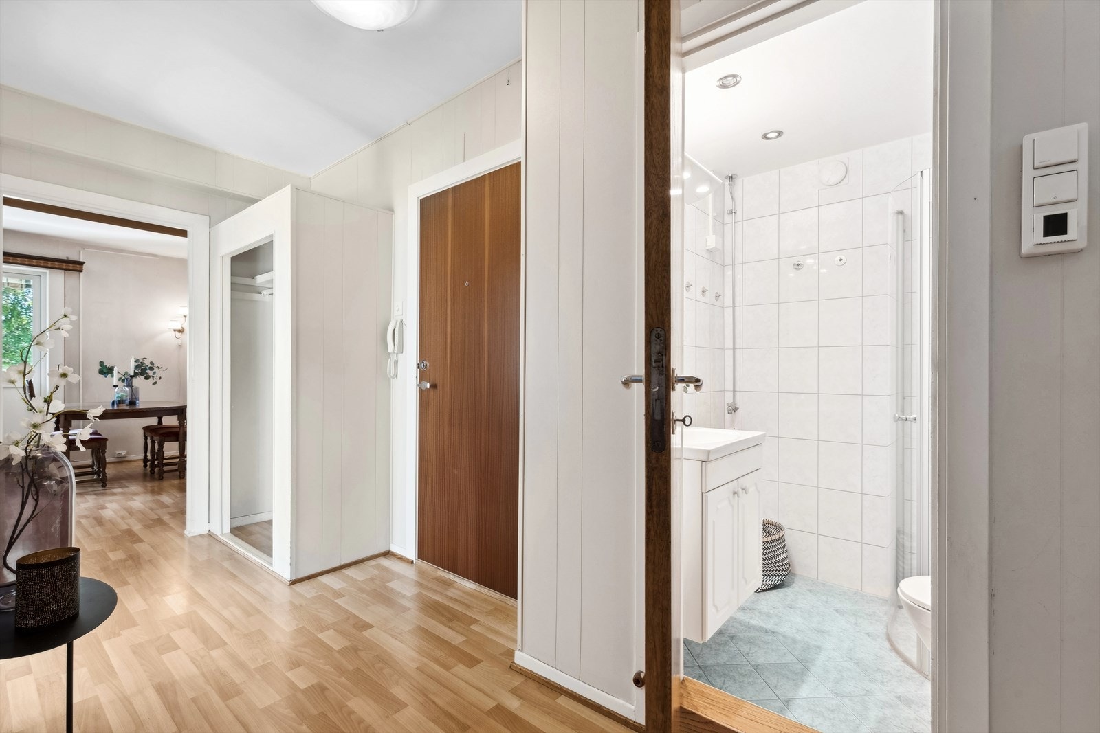 Man kommer inn i en lys entré med god plass til å henge av seg i en åpen garderobeløsning. Galleribilde
