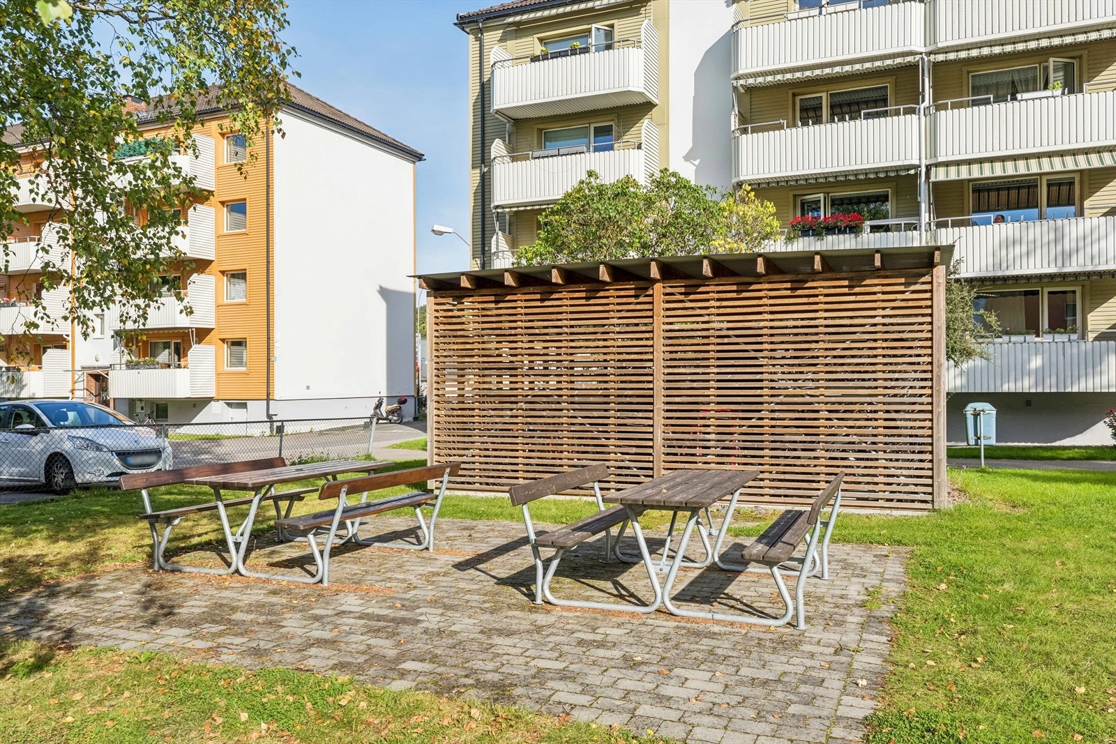Tilgang på utvendig og innvendig sykkelparkeringshus gjennom borettslaget. Fellesvaskeri i samme blokk. Galleribilde