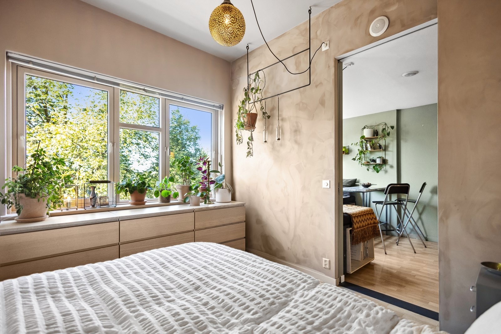 Soverommet har rikelig med vindusflater og har flott utsyn gjennom alle årstider. Galleribilde