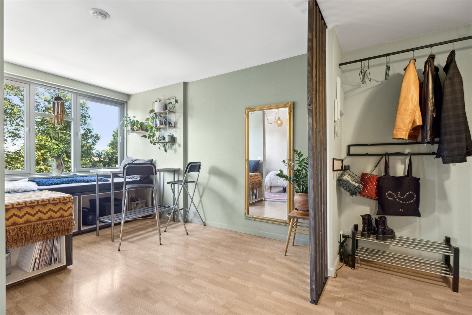 Det er god plass til både koselig sofakrok og et spiseområde. Galleribilde
