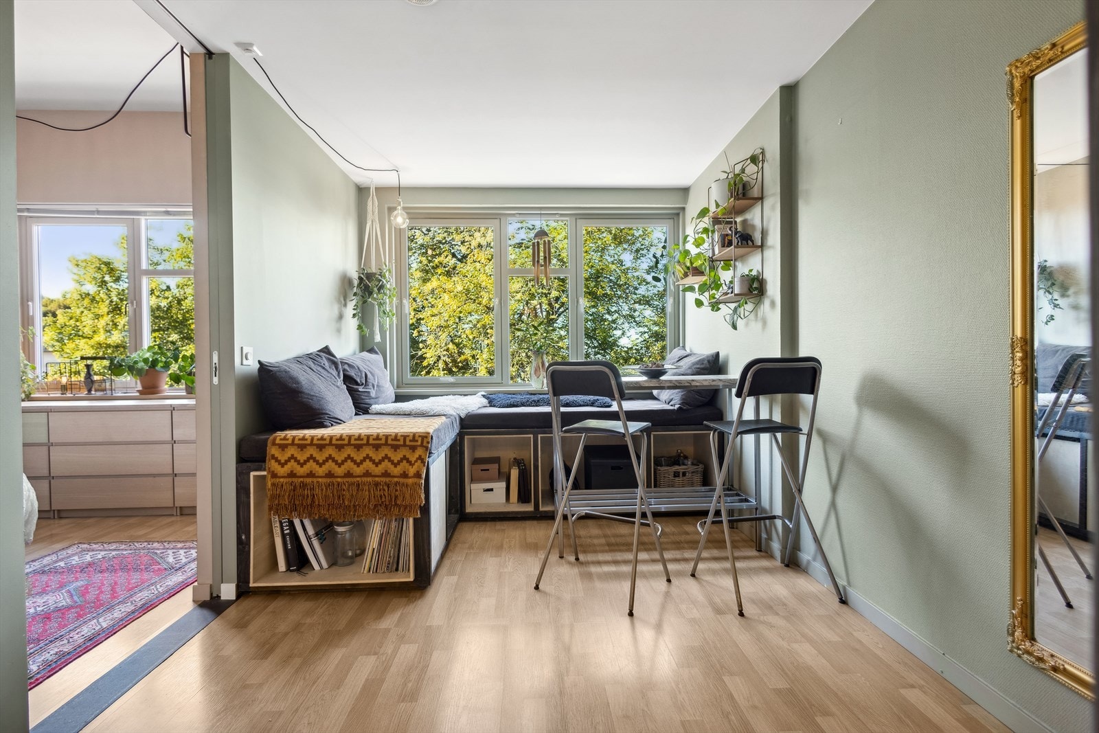 De store vinduene på soverommet og i stuen gir en luftig og romslig følelse gjennom leiligheten. Galleribilde