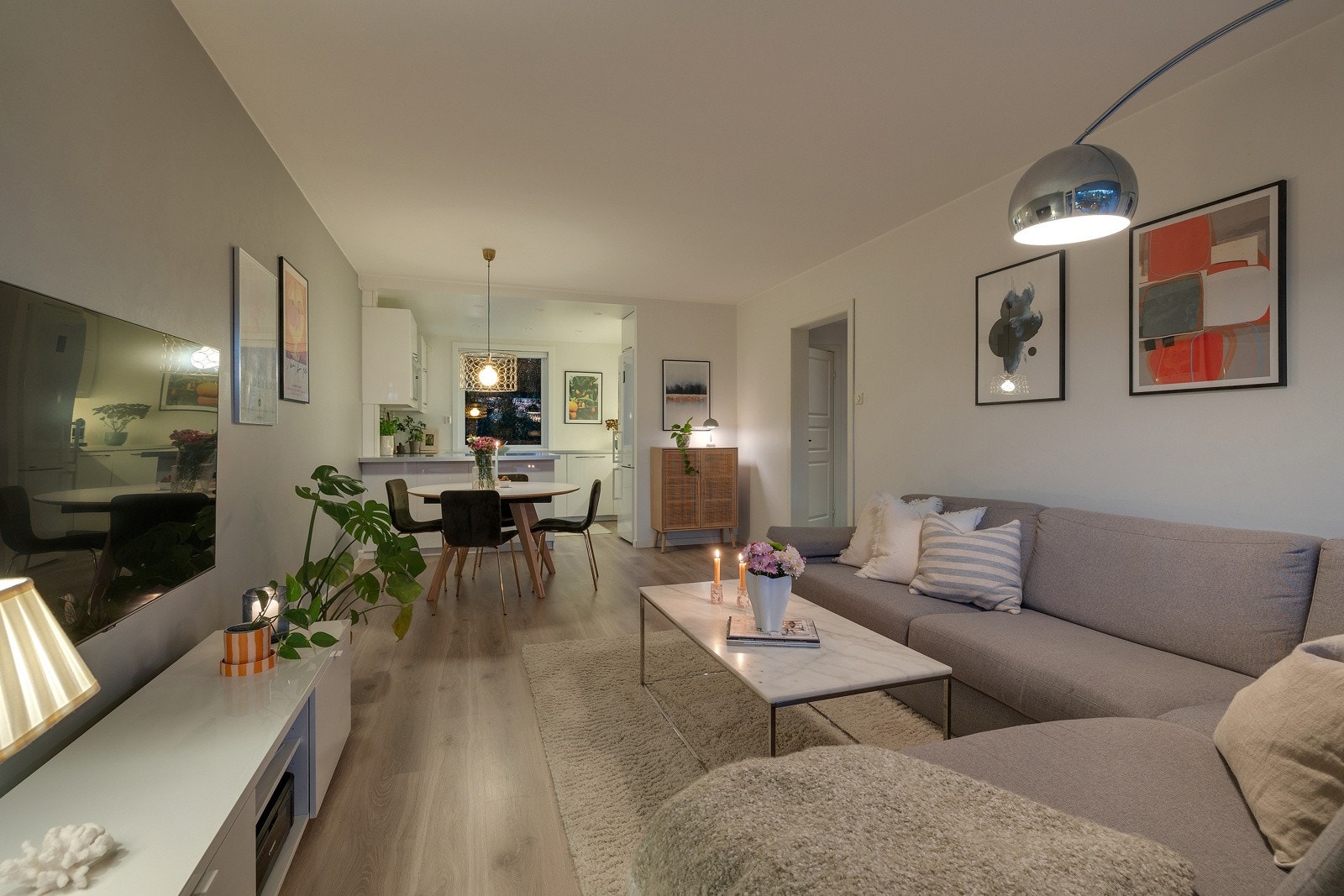 Leiligheten har en meget god og praktisk planløsning med romslig størrelse på alle rom. Galleribilde