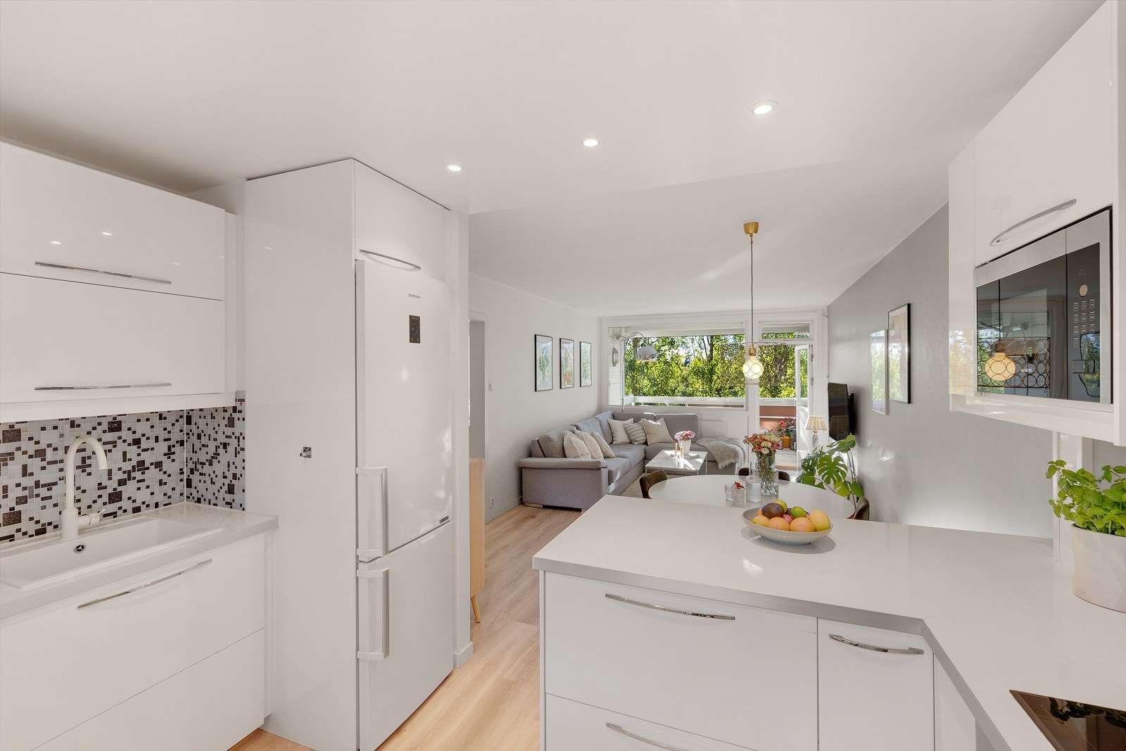 Kjøkkenet er utstyrt med integrerte hvitevarer som komfyr, oppvaskmaskin, mikro og induksjonstopp. Ventilator med kullfilter plassert over platetopp. Det er avsatt plass til frittstående kjøleskap i egen nisje. Galleribilde