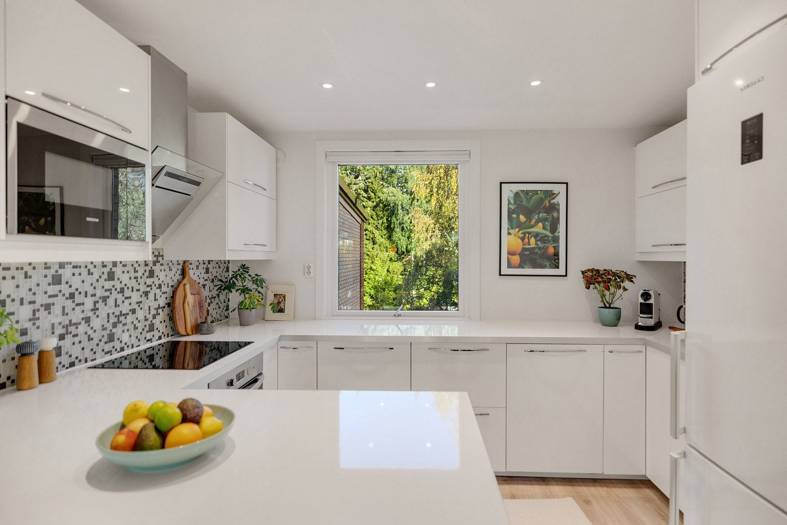 Her har du gode arbeidsflater og mye lagringsplass i både under- og overskap. Galleribilde