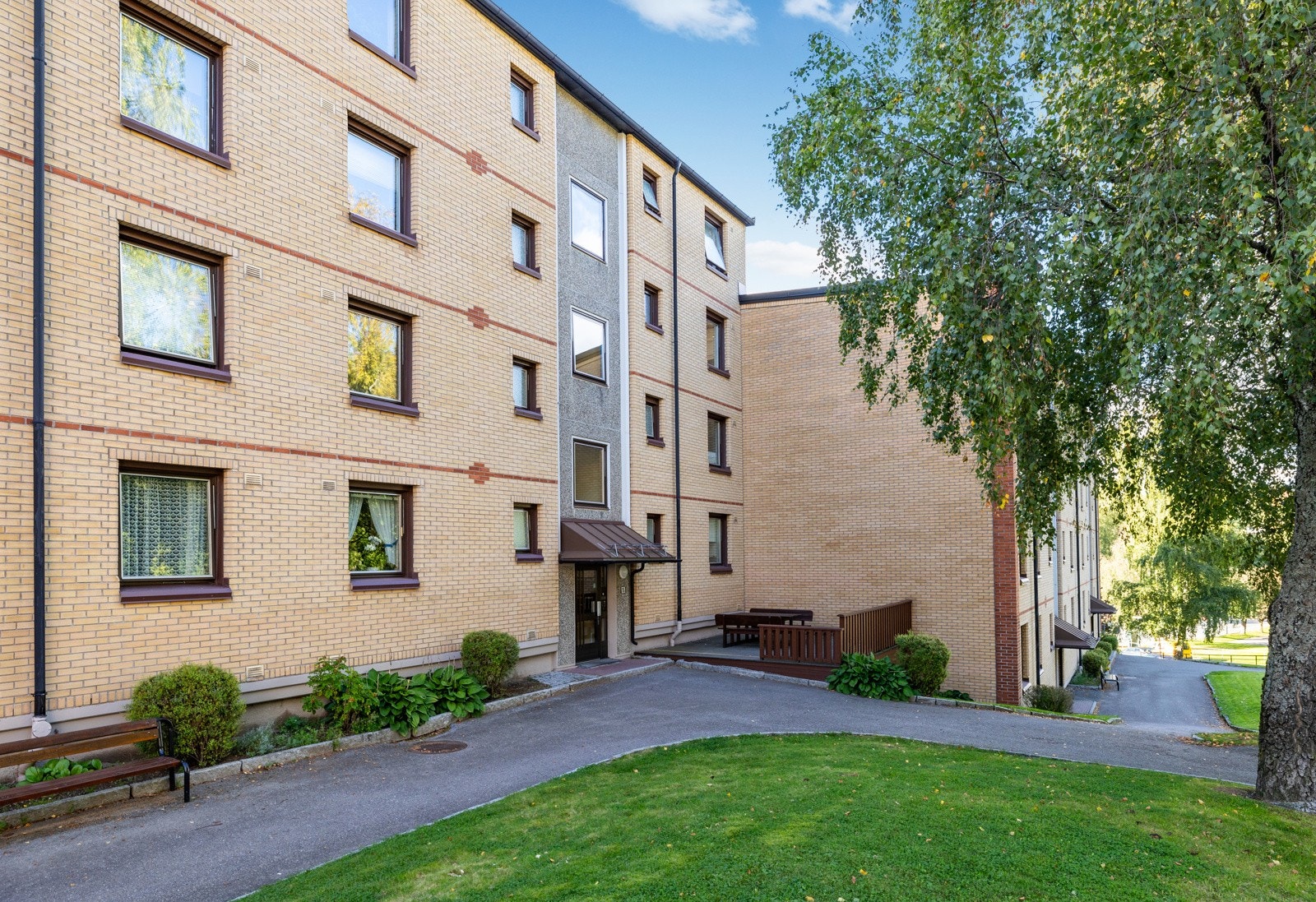 Det er gratis gateparkering i området, og det er ofte mulighet for kjøp av garasjeplass. Galleribilde