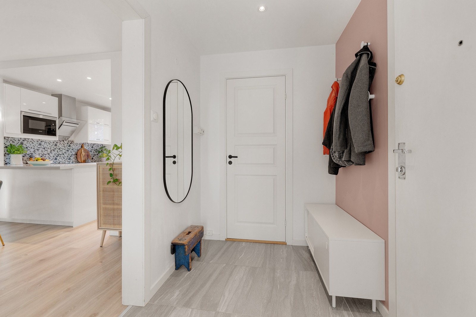 I entréen har du god plass til å henge fra deg yttertøy. Galleribilde
