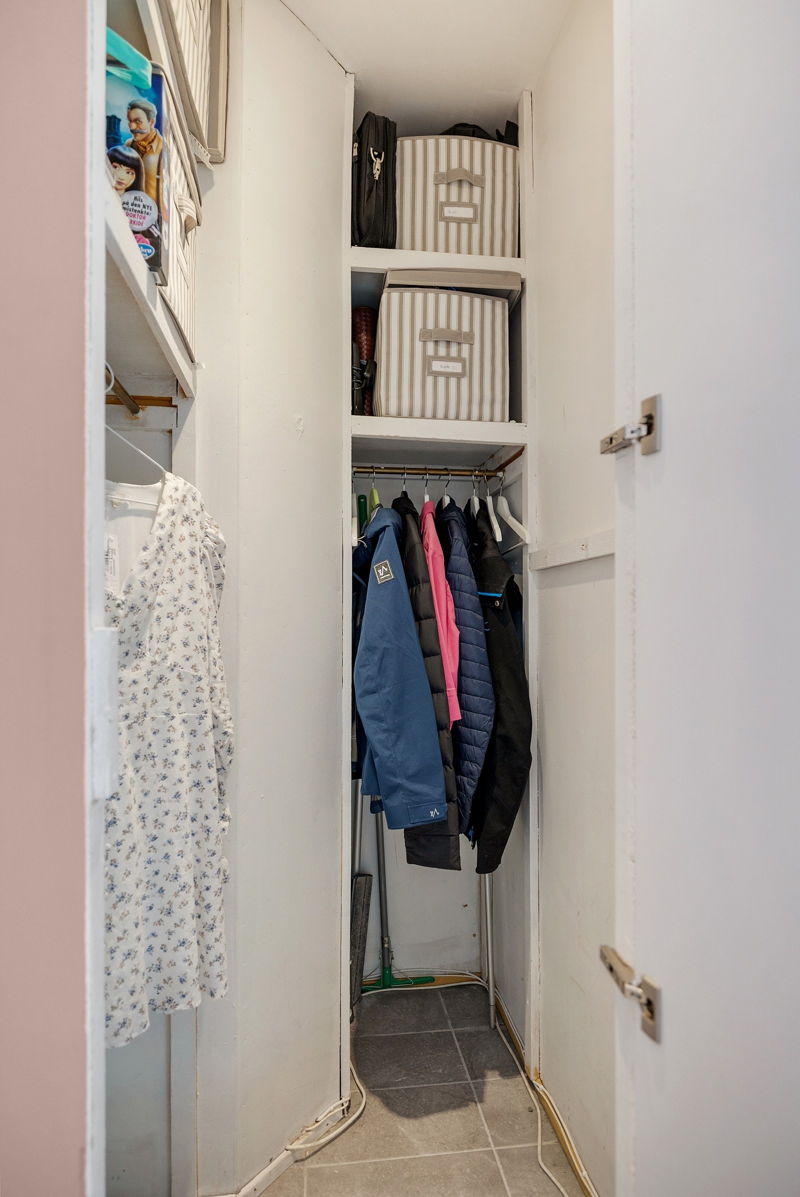 Fra entréen er det adkomst til et kott med gode lagringsmuligheter. I tillegg disponerer leiligheten en kjellerbod på ca. 4 kvm. Det er felles sportsbod med sykkelparkering i kjeller. Galleribilde