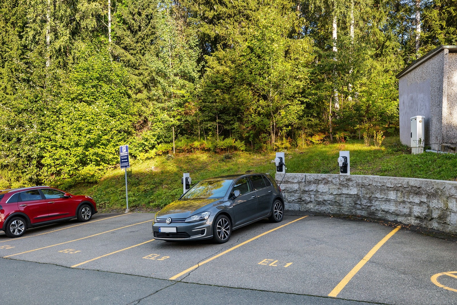 Det er mulighet for leie av fast biloppstillingsplass i borettslaget etter venteliste. Det er montert felles elbilladere som beboerne kan benytte seg. Laderne er rett utenfor oppgangen. Galleribilde