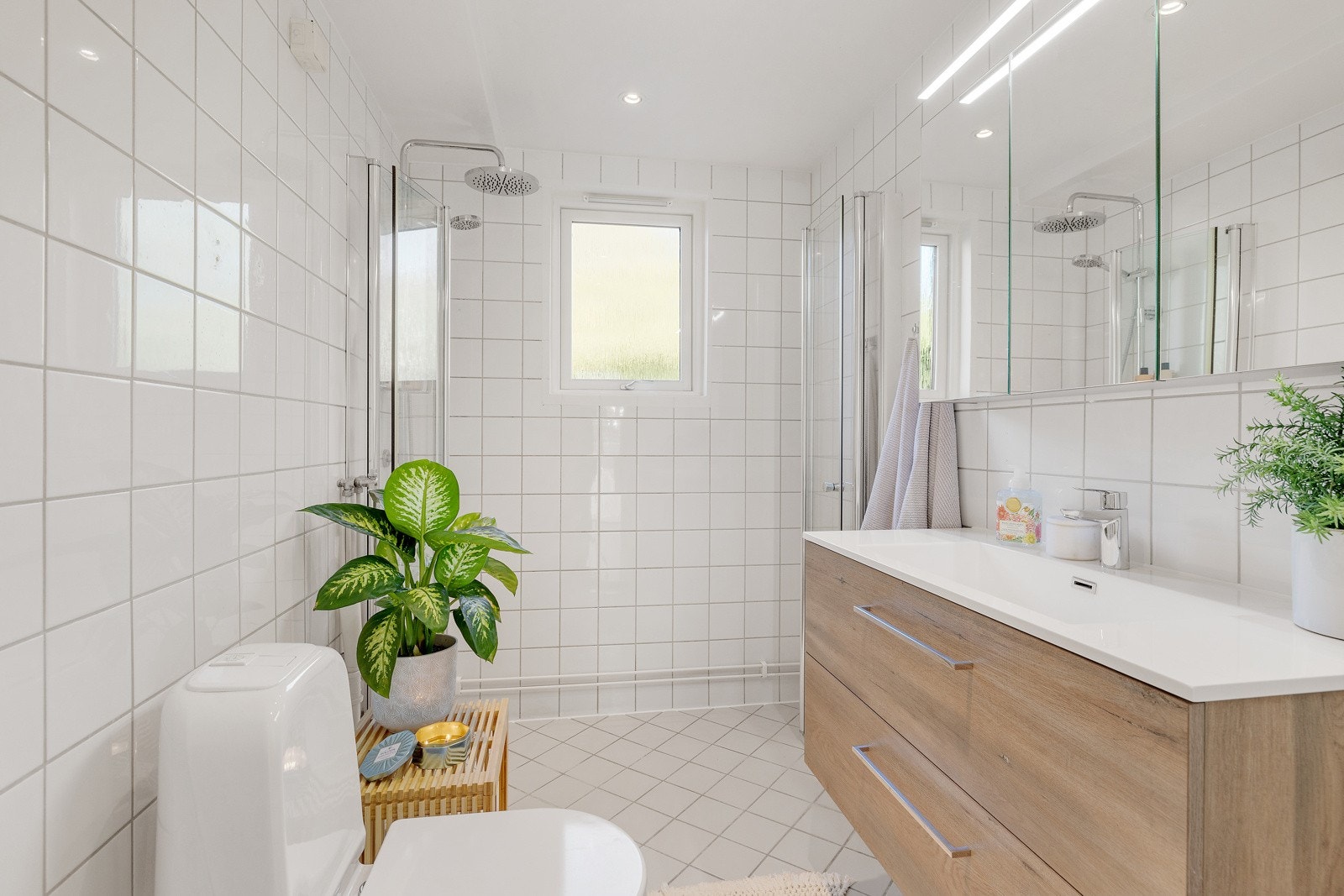 Pent flislagt baderom med gulvvarme. Rørfornying av avløpsrør fra sluk, samt vindu ble skiftet i 2020. Galleribilde