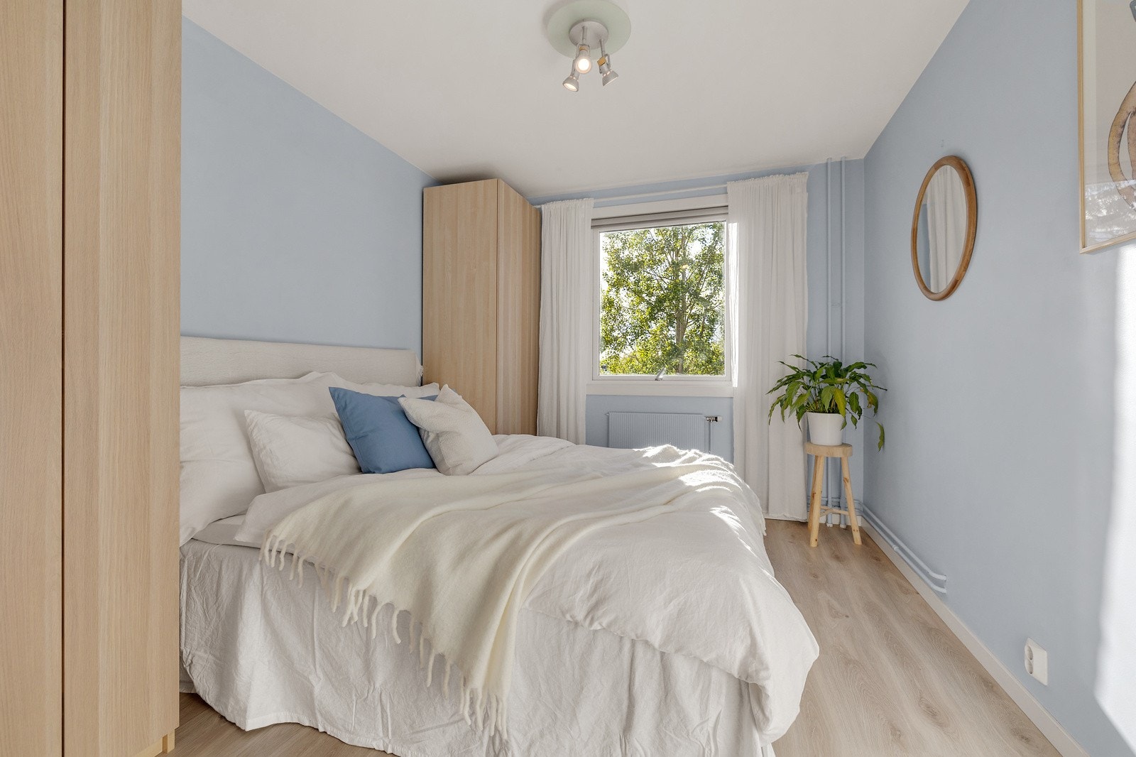 Romslig og innbydende soverom malt i en lun og frisk farge. Rommet ble nylig malt i 2024. Galleribilde