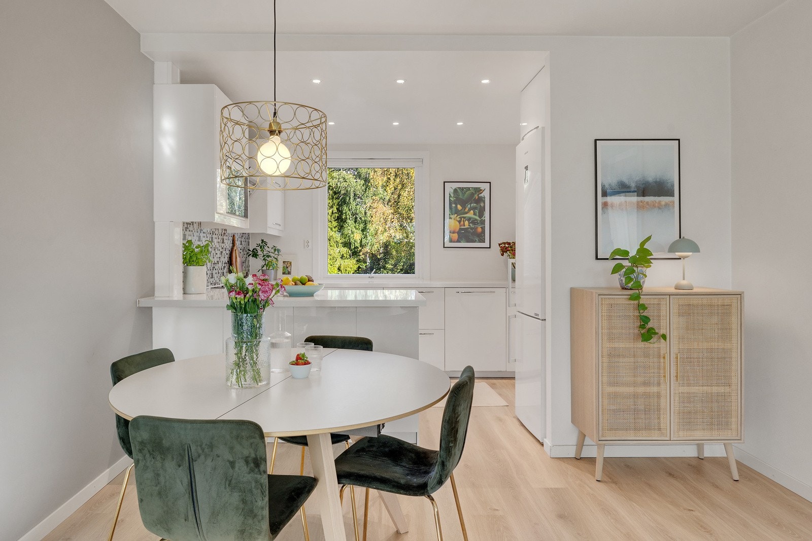 Åpen og sosial kjøkkenløsning. Galleribilde