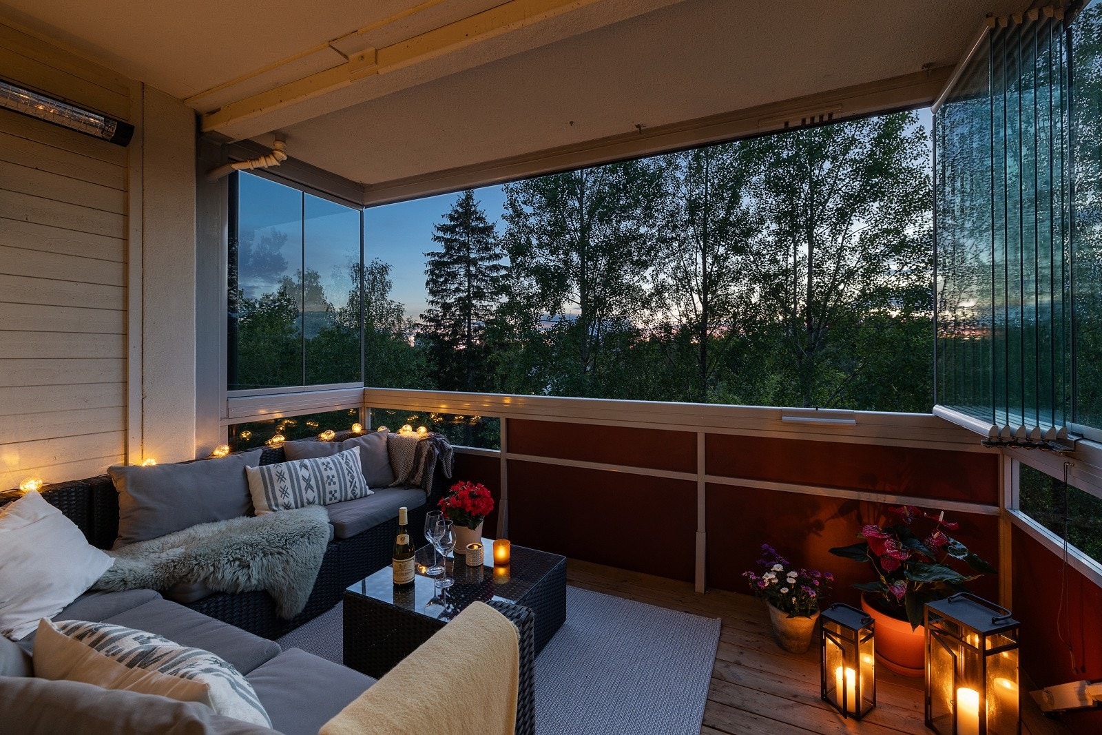 Vestvendt balkong med optimale solforhold. Her kan du nyte flott utsikt og solnedganger på innglasset balkong. Galleribilde