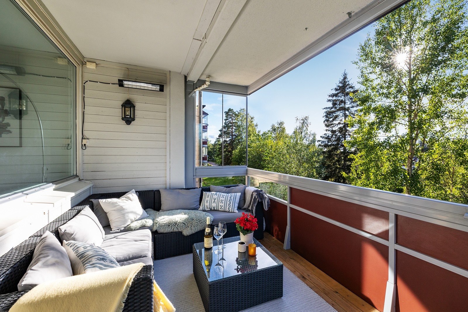 Balkongen er oppmålt til ca. 8 kvm og er belagt med terrassebord. Galleribilde