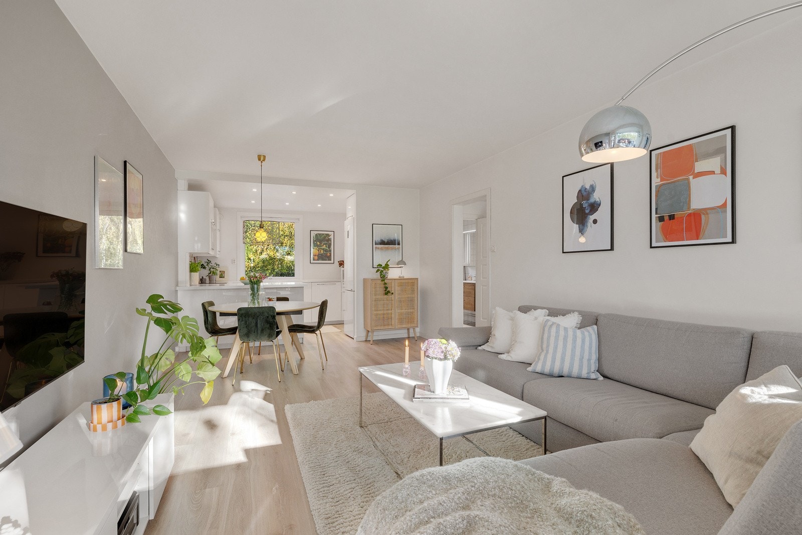 Leilighetens gulvflater er belagt med slitesterk laminat. Galleribilde