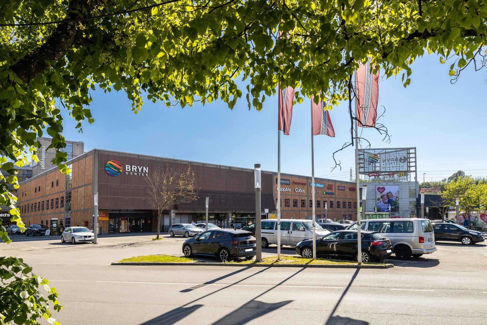 Bryn senter med et bredere utvalg av klesbutikker, sportsforretning og blant annet Clas Ohlson. Galleribilde