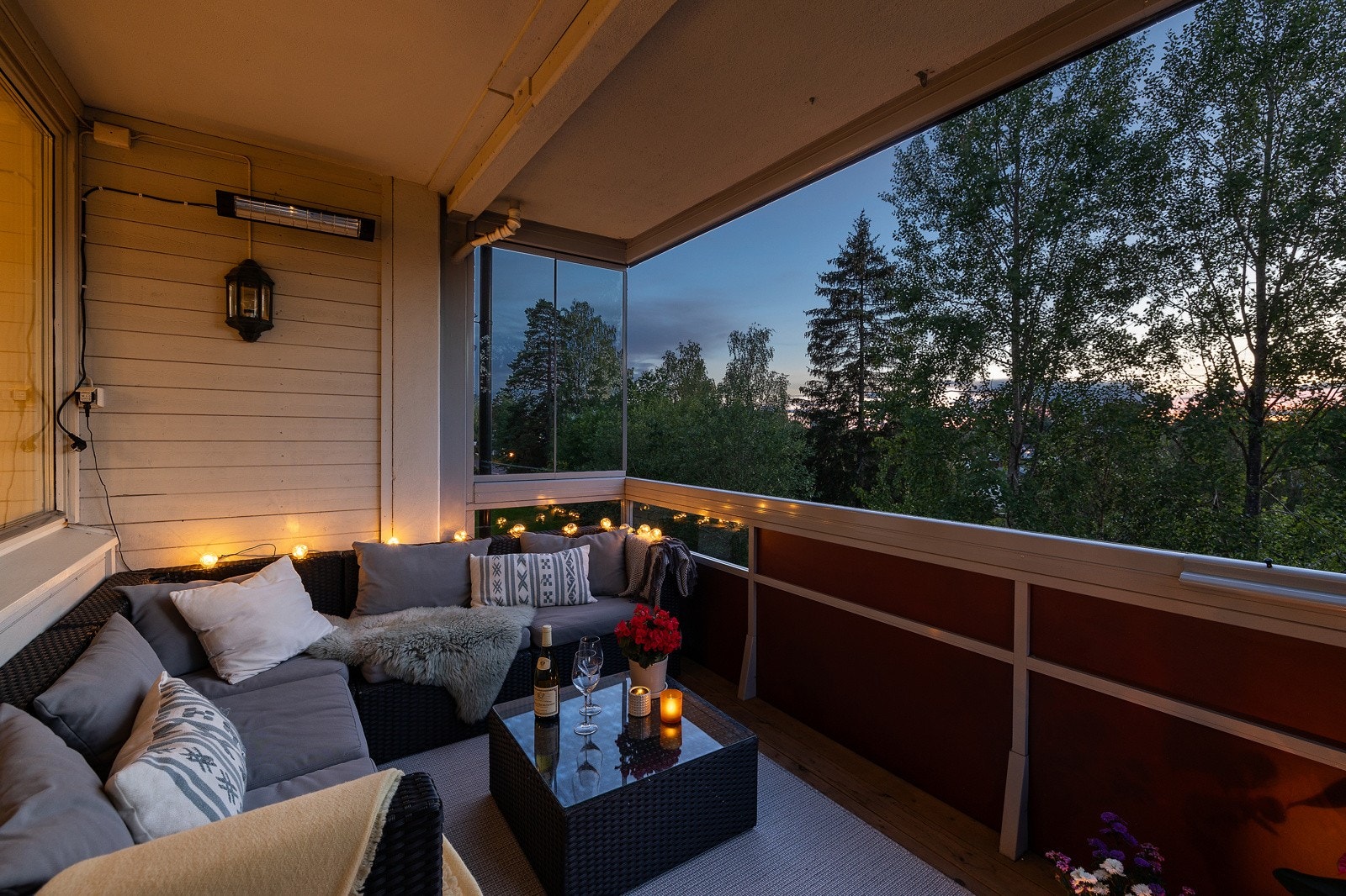 Det er montert stikkontakt og varmelampe på balkongen. Alt er tilrettelagt for bruk av balkongen utover sommersesongen. Galleribilde