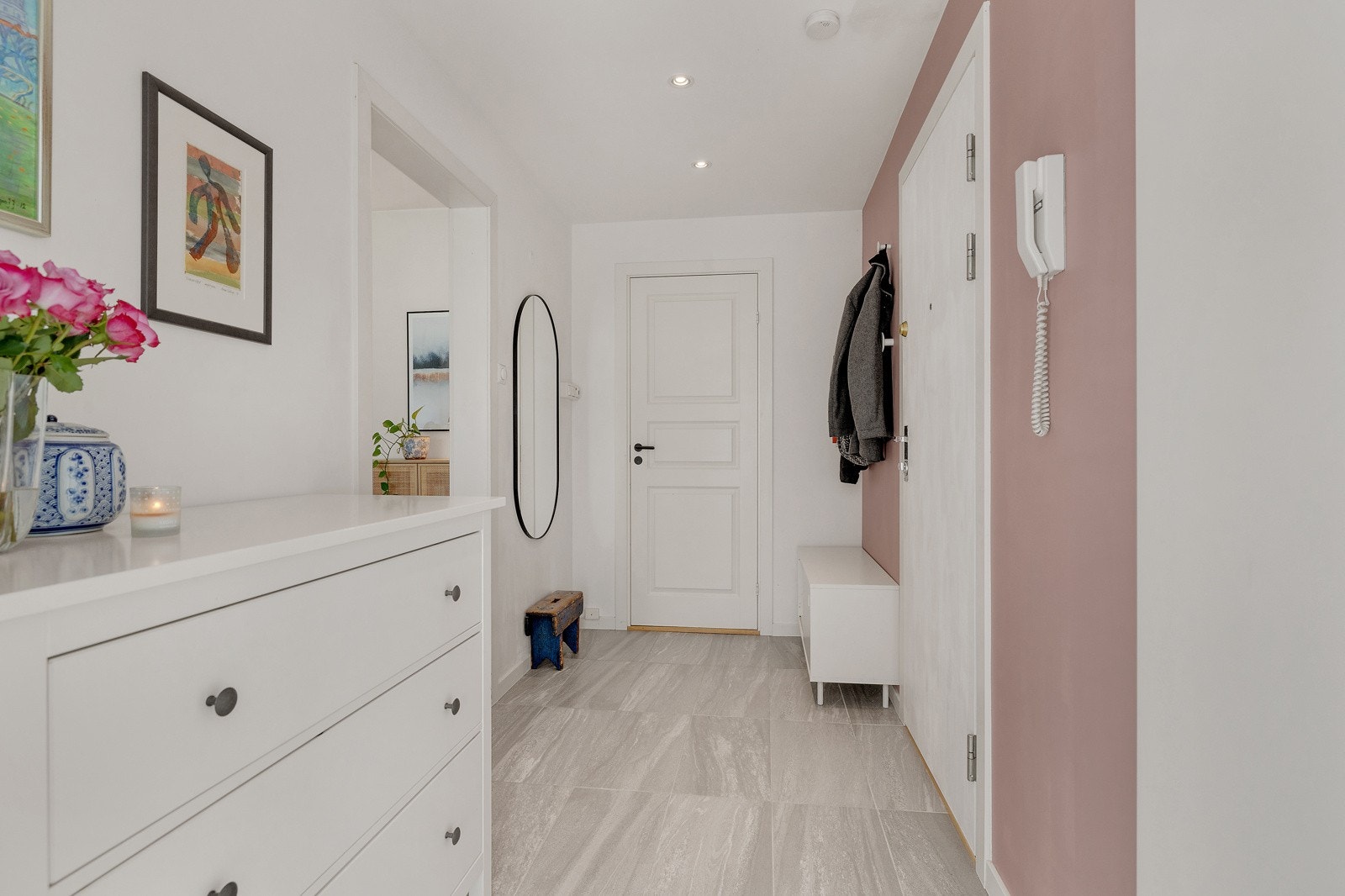 Praktisk flislagt entré. Galleribilde